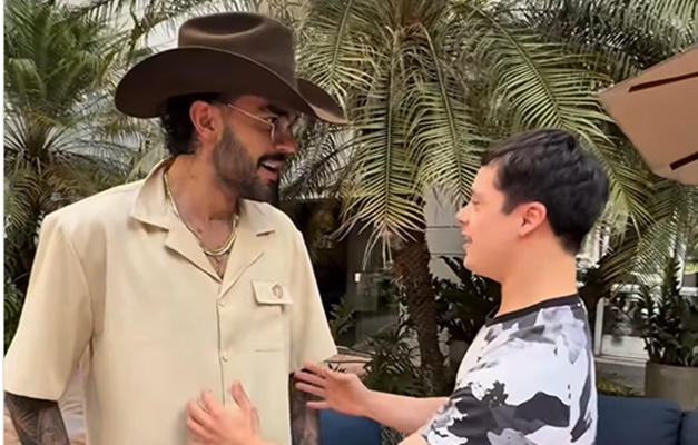 Cantor Luan Pereira faz surpresa para influenciador João Vitor em Goiânia