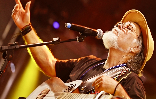 Cantor Pádua realiza show gratuito em Goiânia