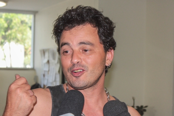 Cantor Renner é preso em SP após dirigir embriagado e bater em carro parado