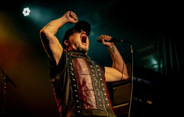 Cantor Tim Ripper Owens se apresenta em Goiânia