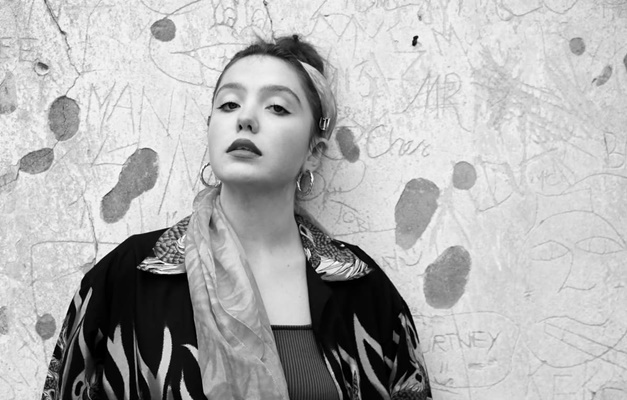 Cantora britânica Faye Fantarrow morre aos 21 anos de câncer raro