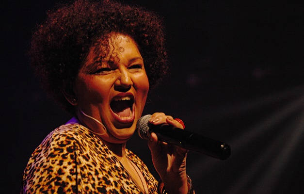 Cantora Cláudia Vieira se apresenta no teatro do IFG em Goiânia