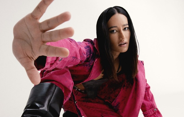 Cantora Jaloo apresenta pocket show gratuito no Teatro Goiânia