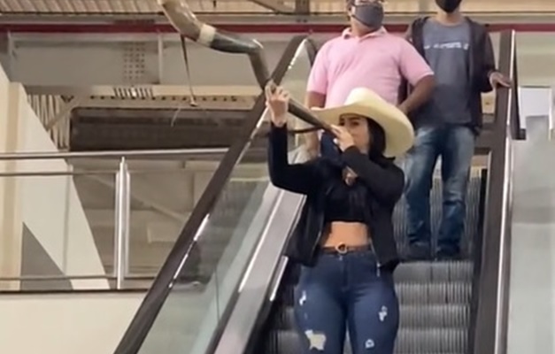 Cantora sertaneja toca berrante no aeroporto de Goiânia e viraliza no TikTok