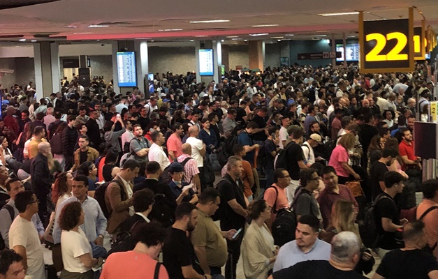 Caos em Congonhas: passageiros enfrentam filas e longa espera após cancelamento de voos em SP