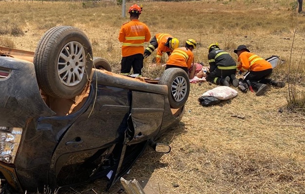 Capotamento em Alto Paraíso de Goiás deixa mulher e duas crianças feridas