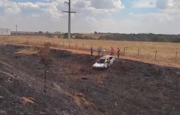 Capotamento seguido de incêndio deixa uma pessoa morta e 4 feridas na BR-153