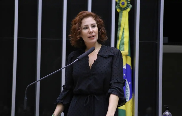 Carla Zambelli se torna inelegível por 8 anos após ser cassada pelo TRE-SP