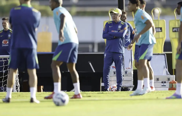 Carlo Ancelotti comanda o primeiro treino da seleção brasileira