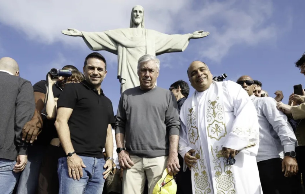 Carlo Ancelotti conhece Cristo Redentor, é festejado por populares e recebe bênção de padre