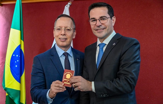Carlos Alberto França recebe carteira da OAB e integra escritório em Goiânia