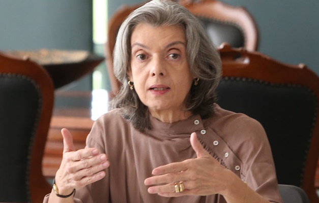 Cármen Lúcia obriga tribunais do País a informar salários pagos a juízes