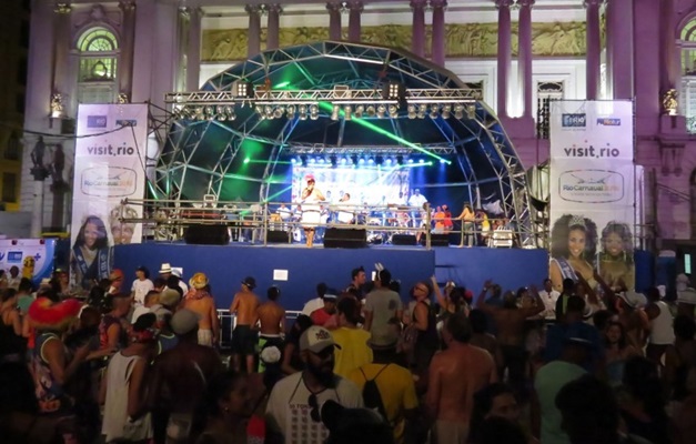 Carnaval do Rio atrai mais de um milhão de turistas e movimenta R$ 3 bi