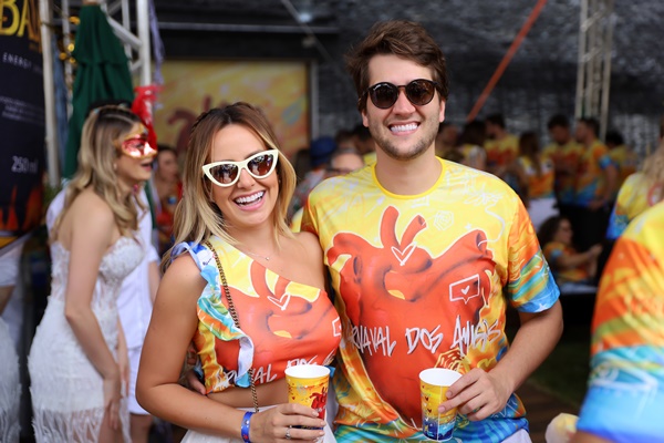 Carnaval dos Amigos agita foliões ao som de muito samba em Goiânia