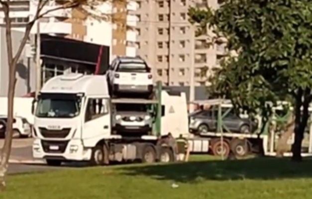 Carreta atravessada trava rotatória perto do Paço Municipal de Goiânia