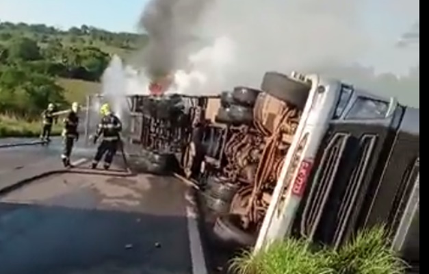 Carreta carregada com cachaça tomba e pega fogo na GO-080, em Nerópolis