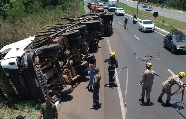 Carreta carregada de madeira tomba em rodovia na cidade de Águas Lindas