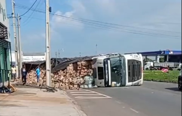 Carreta com carga de catuaba tomba no Anel Viário em Aparecida de Goiânia