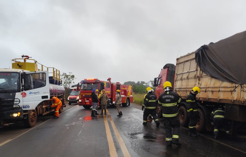 Carreta com soja pega fogo em Itumbiara e causa bloqueio na BR-452