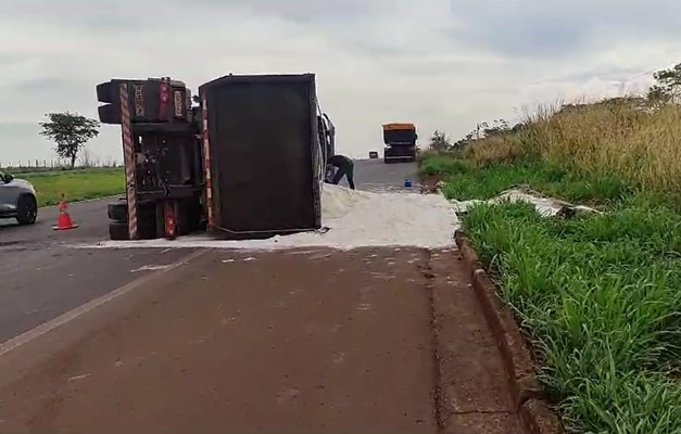 Carreta tomba e interdita parcialmente pista em Santo Antônio da Barra