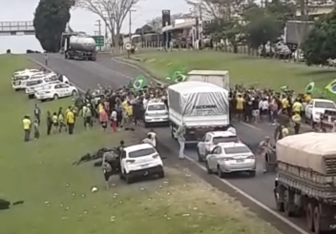 Carro atropela manifestantes durante bloqueio em rodovia no interior de SP 