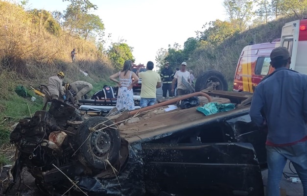 Carro bate em barranco na GO-309 entre Pires do Rio e Caldas Novas