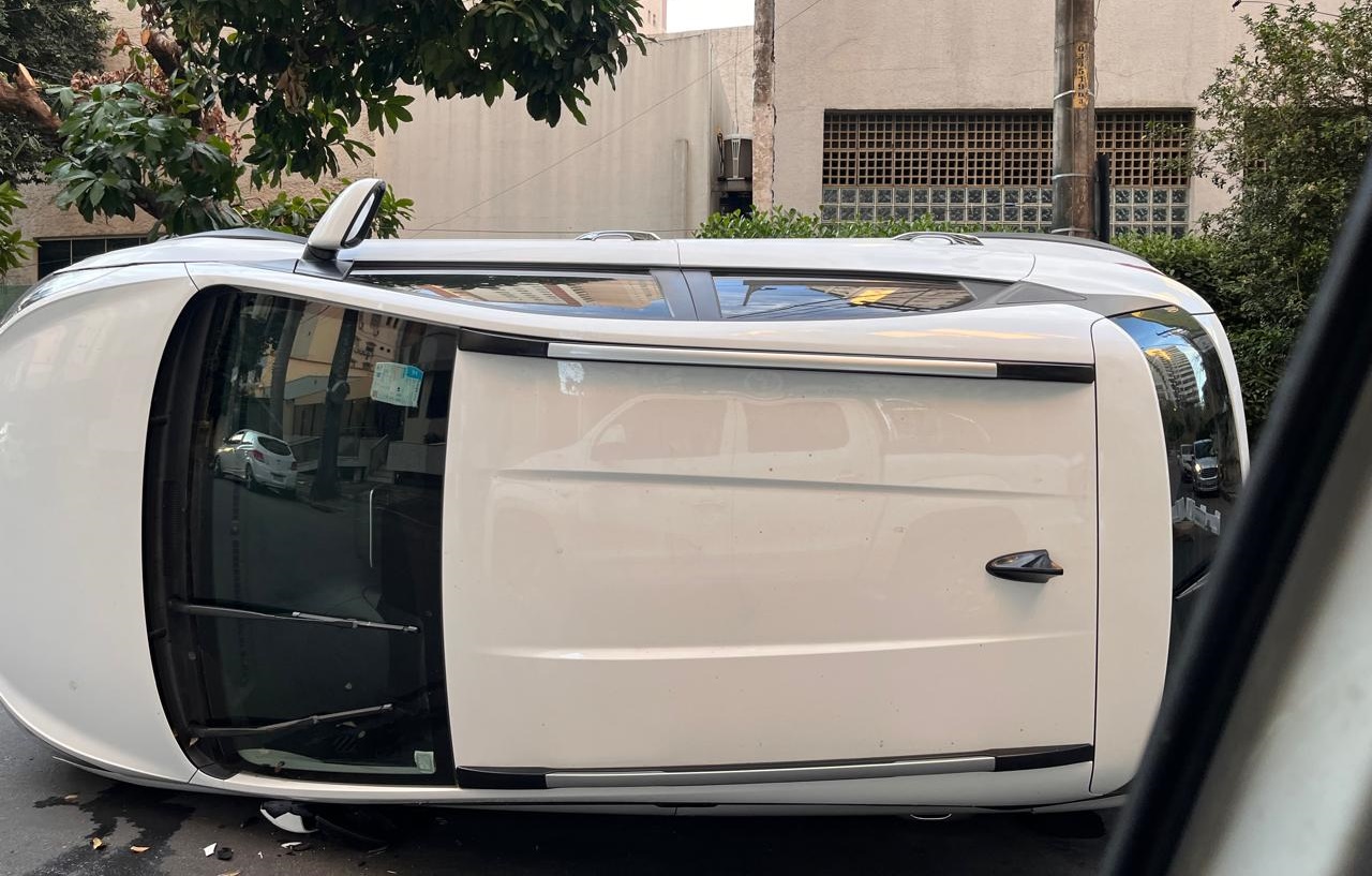Carro bloqueia parte da Rua 10 após acidente no Setor Oeste, em Goiânia
