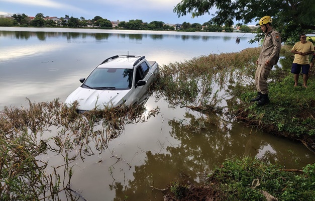 Carro cai em lago de Porangatu após motorista se envolver em colisão