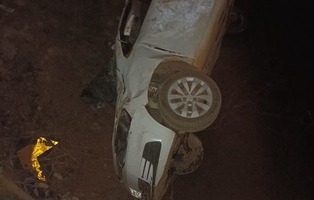 Carro capota e cai de ponte de cerca de três metros de altura em Silvânia