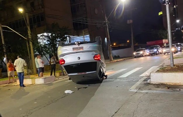 Carro capota na Avenida 83 e deixa trânsito lento em Goiânia