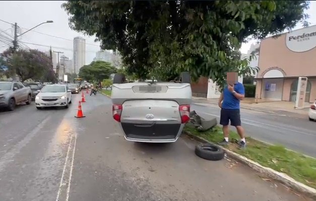 Carro capota na avenida T-4, em Goiânia