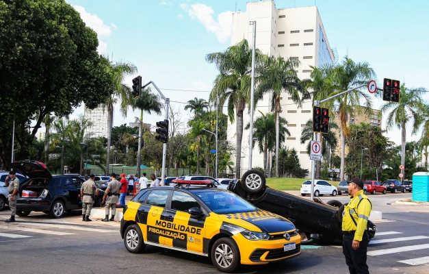 Carro capota na Praça Cívica e deixa trânsito interditado em Goiânia 