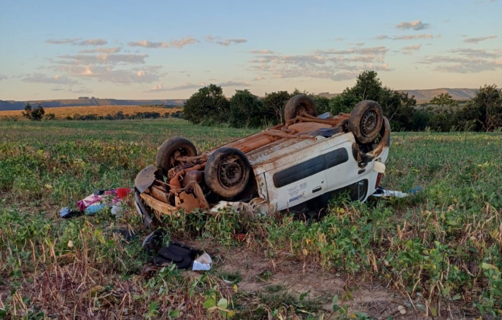 Carro com 7 ocupantes capota em Caiapônia e passageira morre