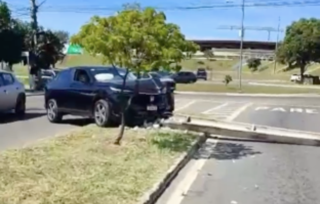 Carro derruba poste durante batida e complica trânsito no Jardim Goiás