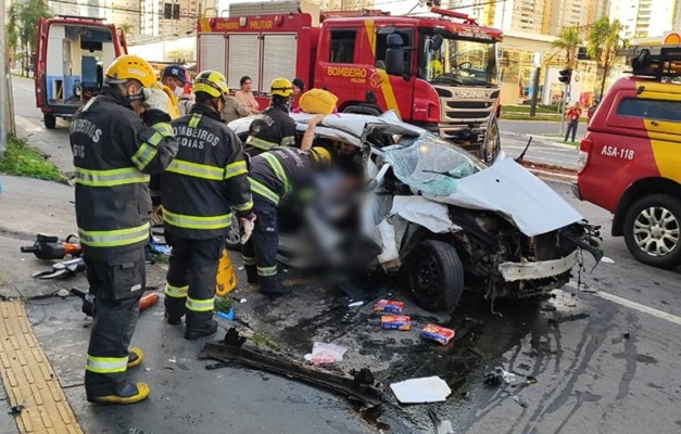 Carro invade loja de colchões na Avenida T-7 em Goiânia