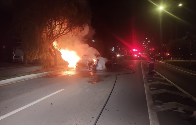 Carro pega fogo e fica completamente destruído em Anápolis