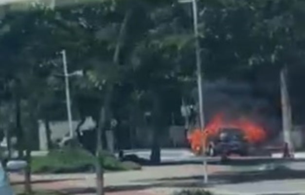 Carro pega fogo na Avenida Gercina Borges, em Goiânia