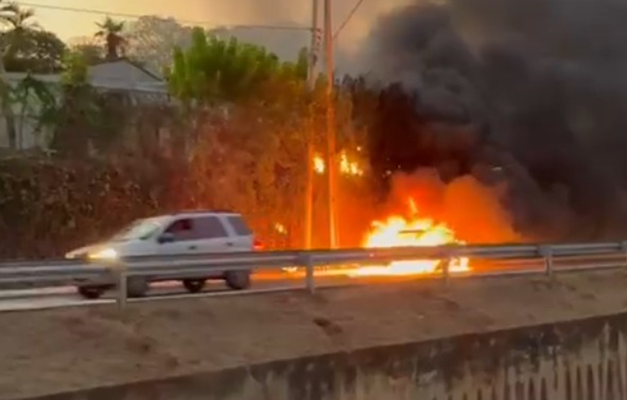 Carro pega fogo na Marginal Botafogo em Goiânia