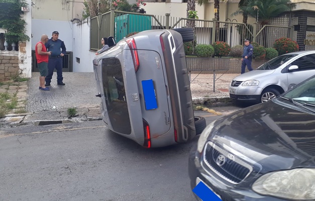 Carro tomba na Rua 3 do Setor Oeste após sofrer acidente em Goiânia