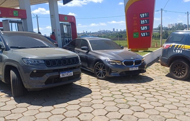 Carros de luxo roubados são recuperados na BR-153, em Goiás