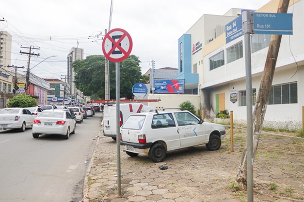 Carros nas calçadas: pedestres em risco e fiscalização falha em Goiânia