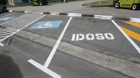 Cartão de estacionamento para vagas especiais começa a ser emitido em Goiás