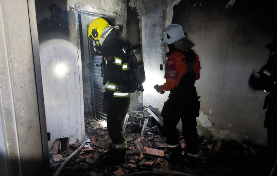 Casa é destruída por incêndio durante a madrugada em Goiânia