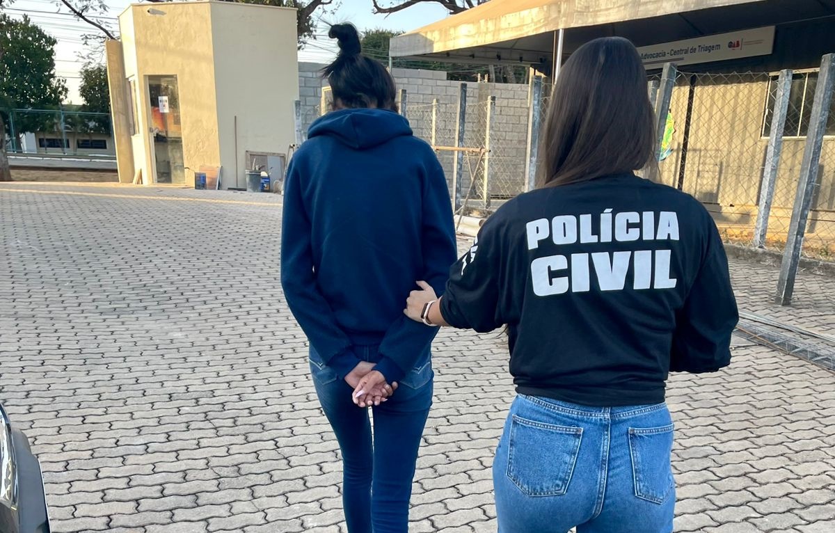 Casal é preso suspeito de extorquir e perseguir idosos em Goiás 
