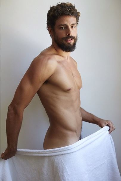 Cauã Reymond posa usando só toalha para ensaio de Mario Testino