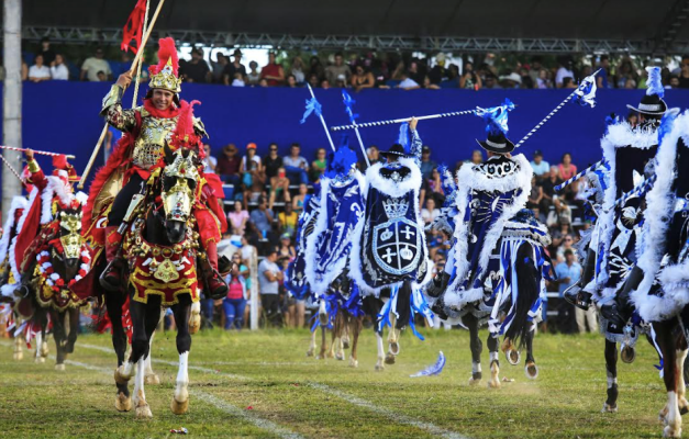 Cavalhadas de Pirenópolis ganham destaque em jornal internacional