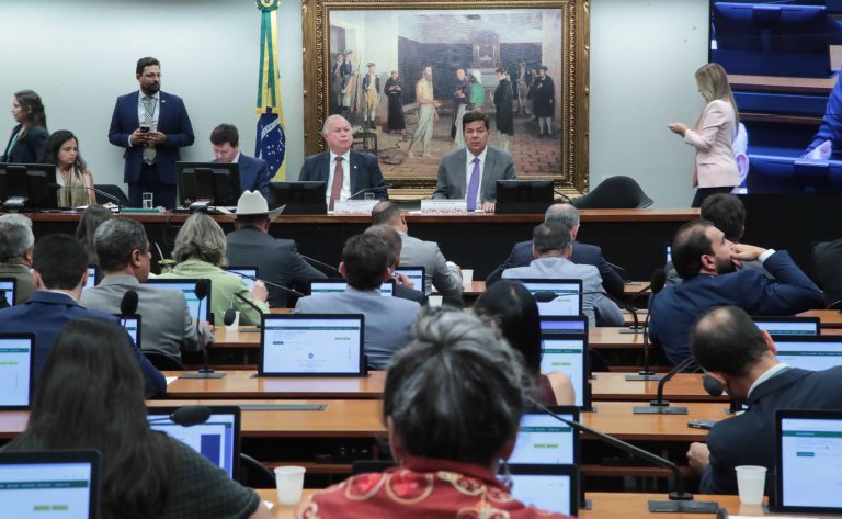 CCJ adia PEC da Segurança após pedido de vista de deputados 