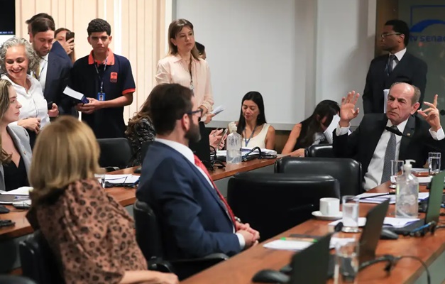 CCJ do Senado aprova novo Código Eleitoral e inclui voto impresso no texto