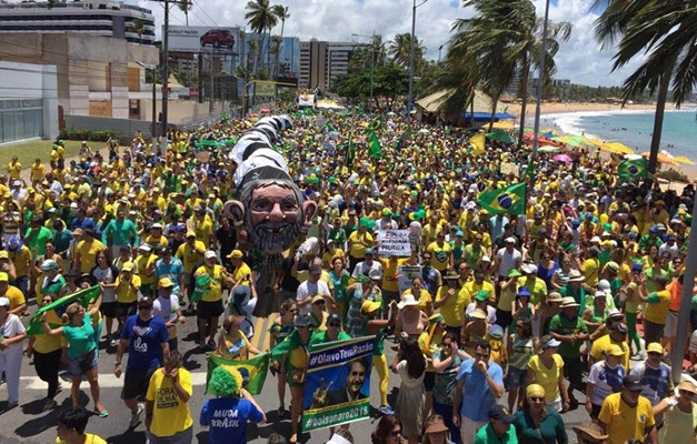 Cerca de 25 mil participam dos protestos contra o governo em Maceió