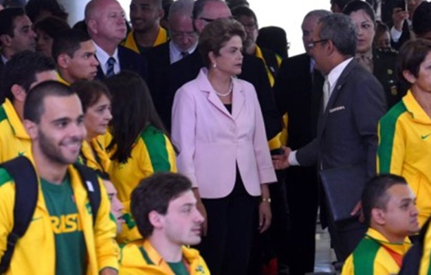Cerimonial do Planalto comete gafe e 'barra' Dilma em solenidade